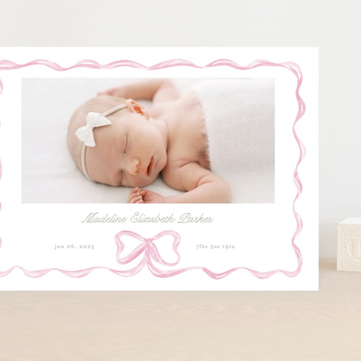 "Squiggle bow" - Birth Announcements in Peony by Creo Study - Front