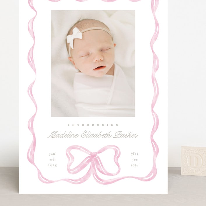 "Squiggle bow" - Birth Announcements in Peony by Creo Study - Front