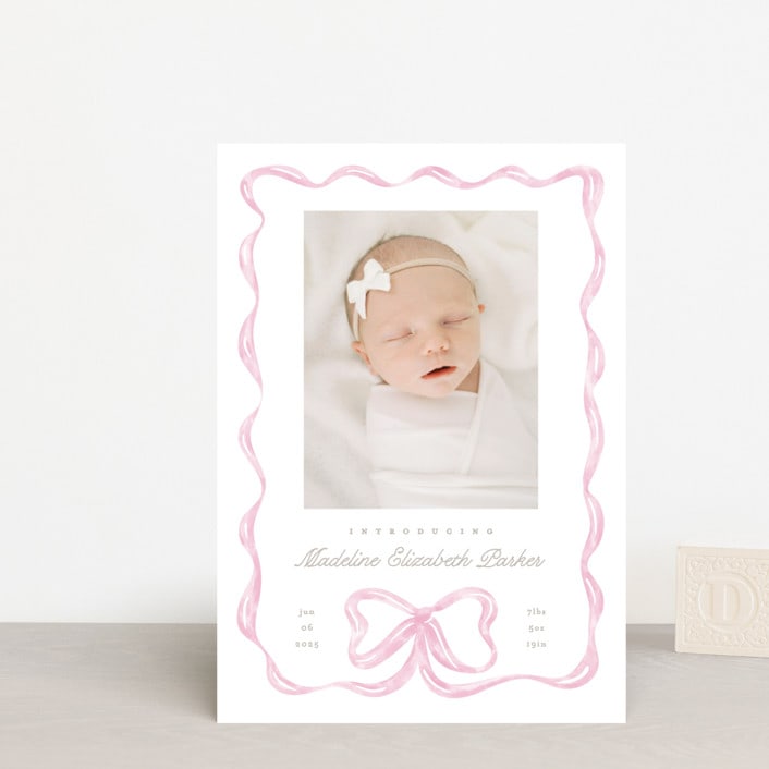 "Squiggle bow" - Birth Announcements in Peony by Creo Study - Front