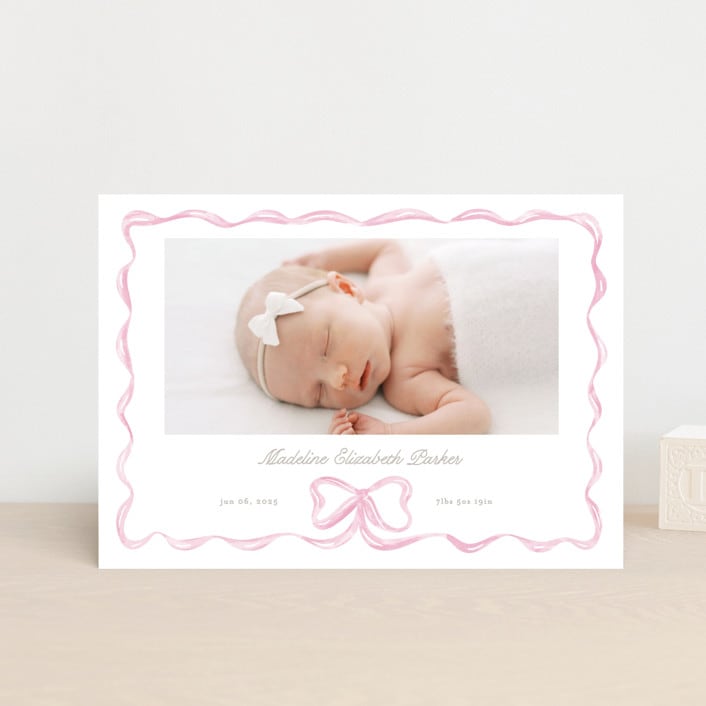 "Squiggle bow" - Birth Announcements in Peony by Creo Study - Front