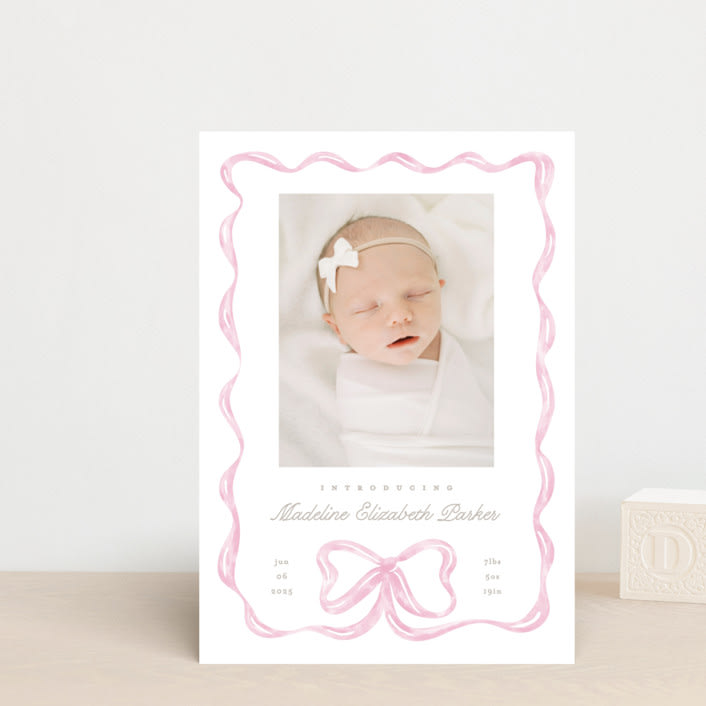 "Squiggle bow" - Birth Announcements in Peony by Creo Study - Front