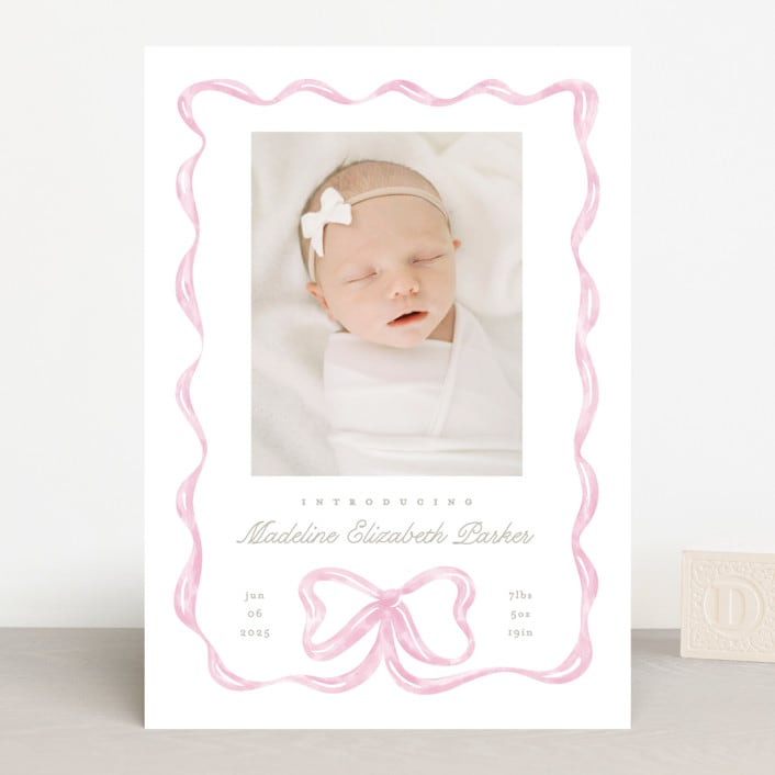"Squiggle bow" - Birth Announcements in Peony by Creo Study - Front