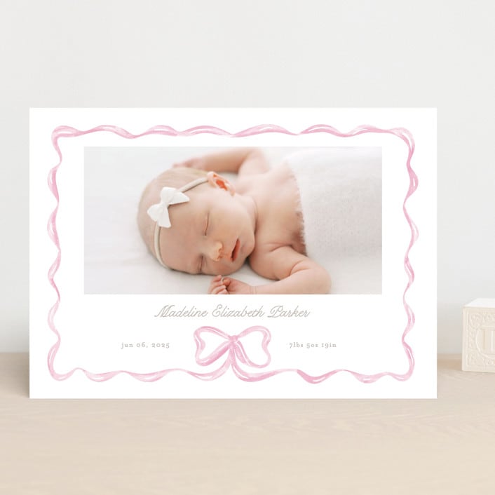 "Squiggle bow" - Birth Announcements in Peony by Creo Study - Front