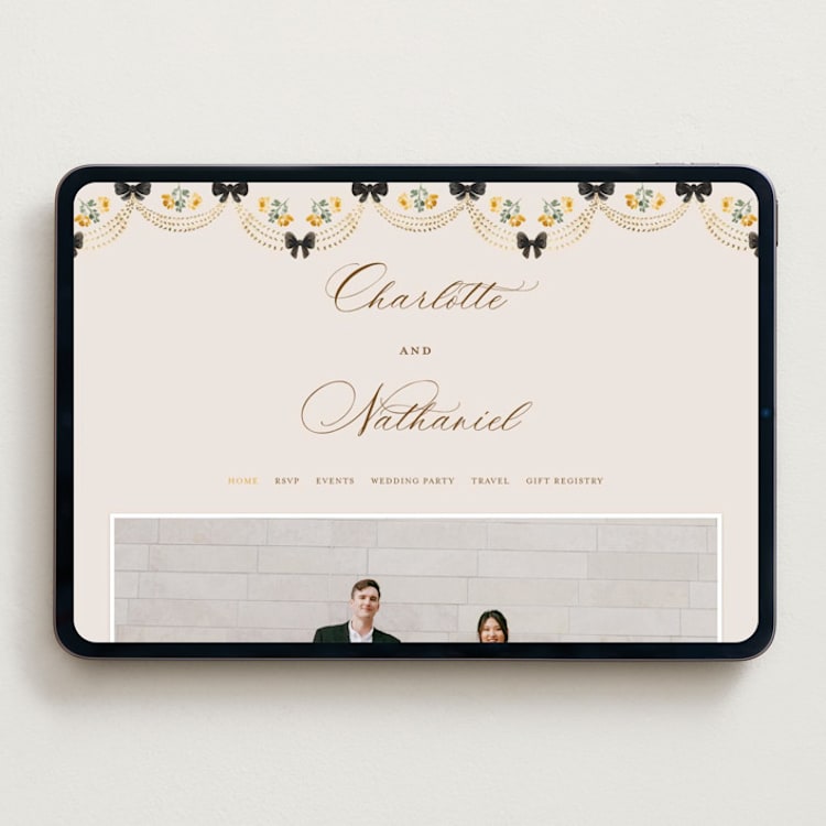 "Tuileries" - Wedding Website in Golden by Claudia Orengo - Desktop Design
