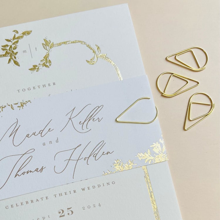 "Invitation Suite Clips | Set of 50" - Belly Bands in gold by Prêt-à-PartyNY