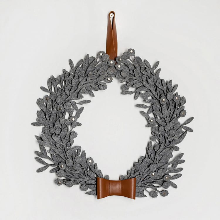 "Big gray felt Christmas wreath with leather ribbon" - Wreaths in brown by Decomundo Home
