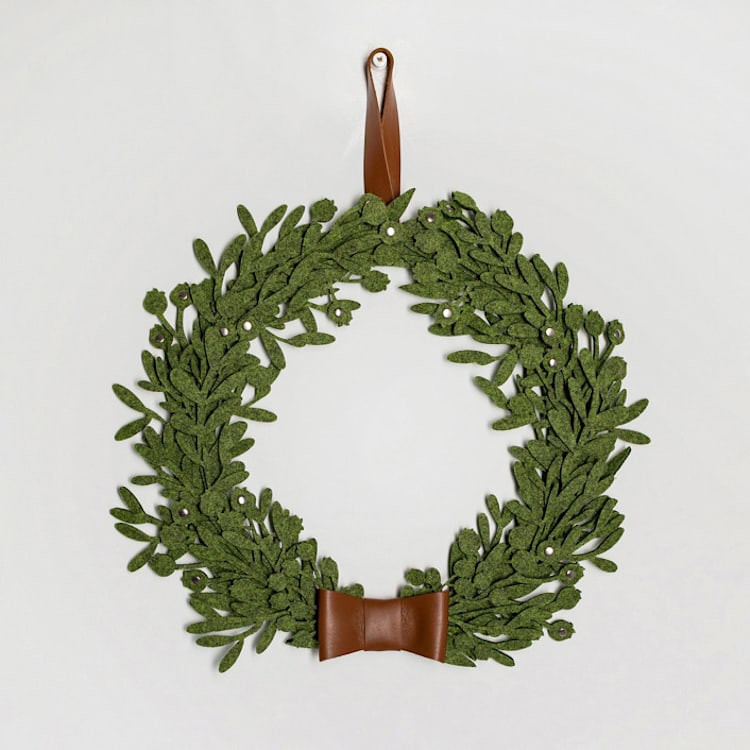 "Small green felt Christmas wreath with leather ribbon" - Wreaths in white by Decomundo Home