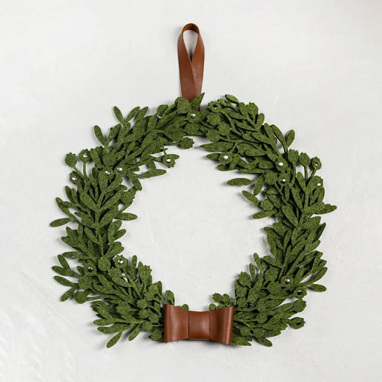 "Big green felt Christmas wreath with leather ribbon" - Wreaths in yellow by Decomundo Home