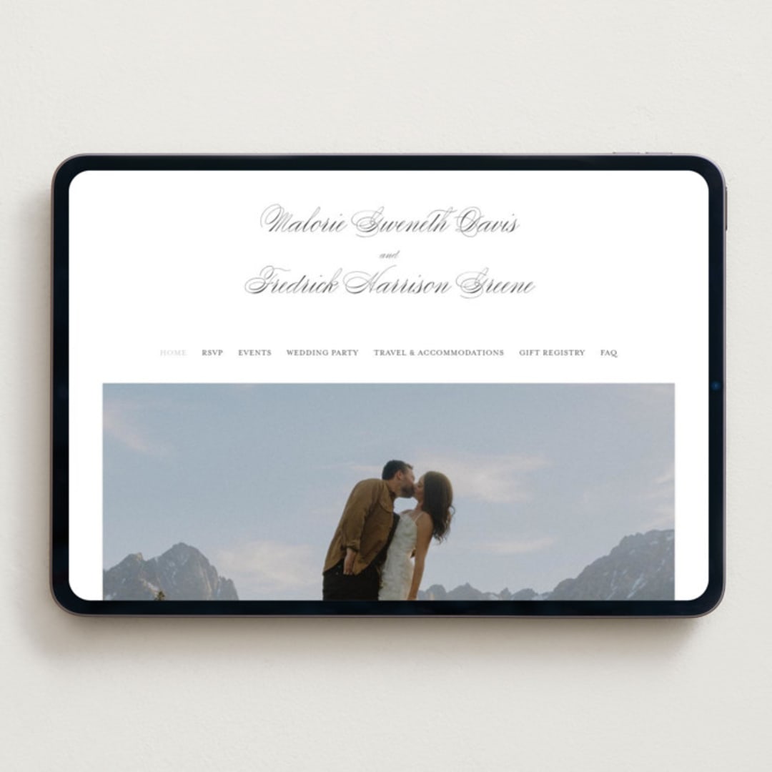 "Striped" - Wedding Website in Soft Black by Baumbirdy - Desktop Design