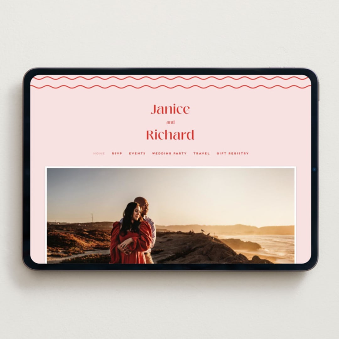 "News!" - Wedding Website in Strawberry by Claudia Orengo - Desktop Design