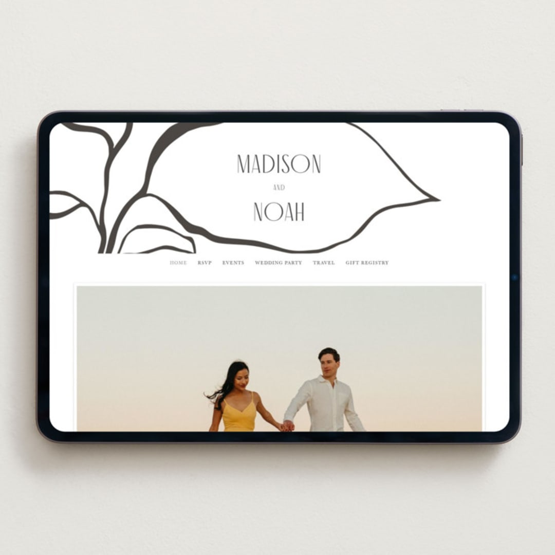 "Leaves" - Wedding Website in Soft Black by Pati Cascino - Desktop Design