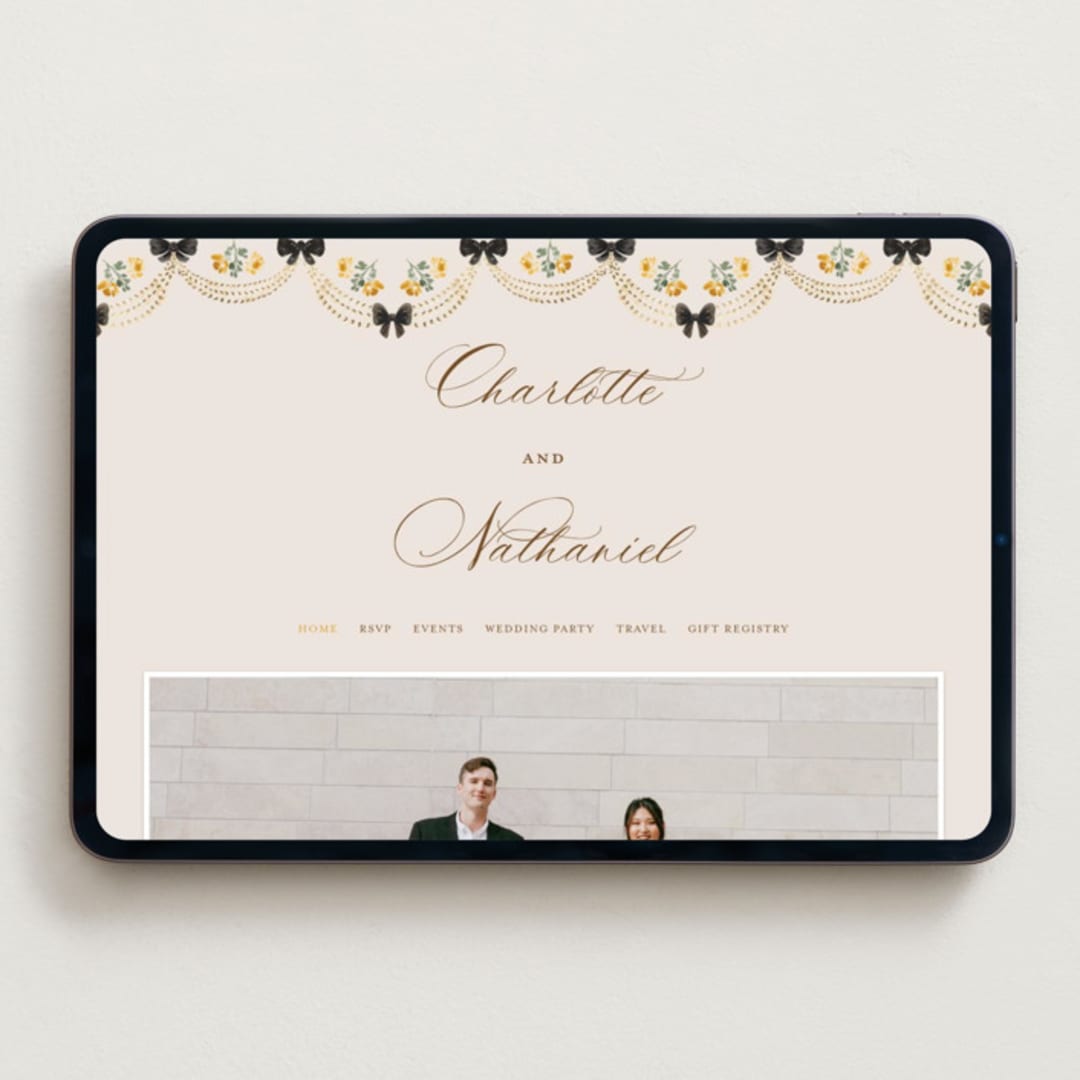 "Tuileries" - Wedding Website in Golden by Claudia Orengo - Desktop Design