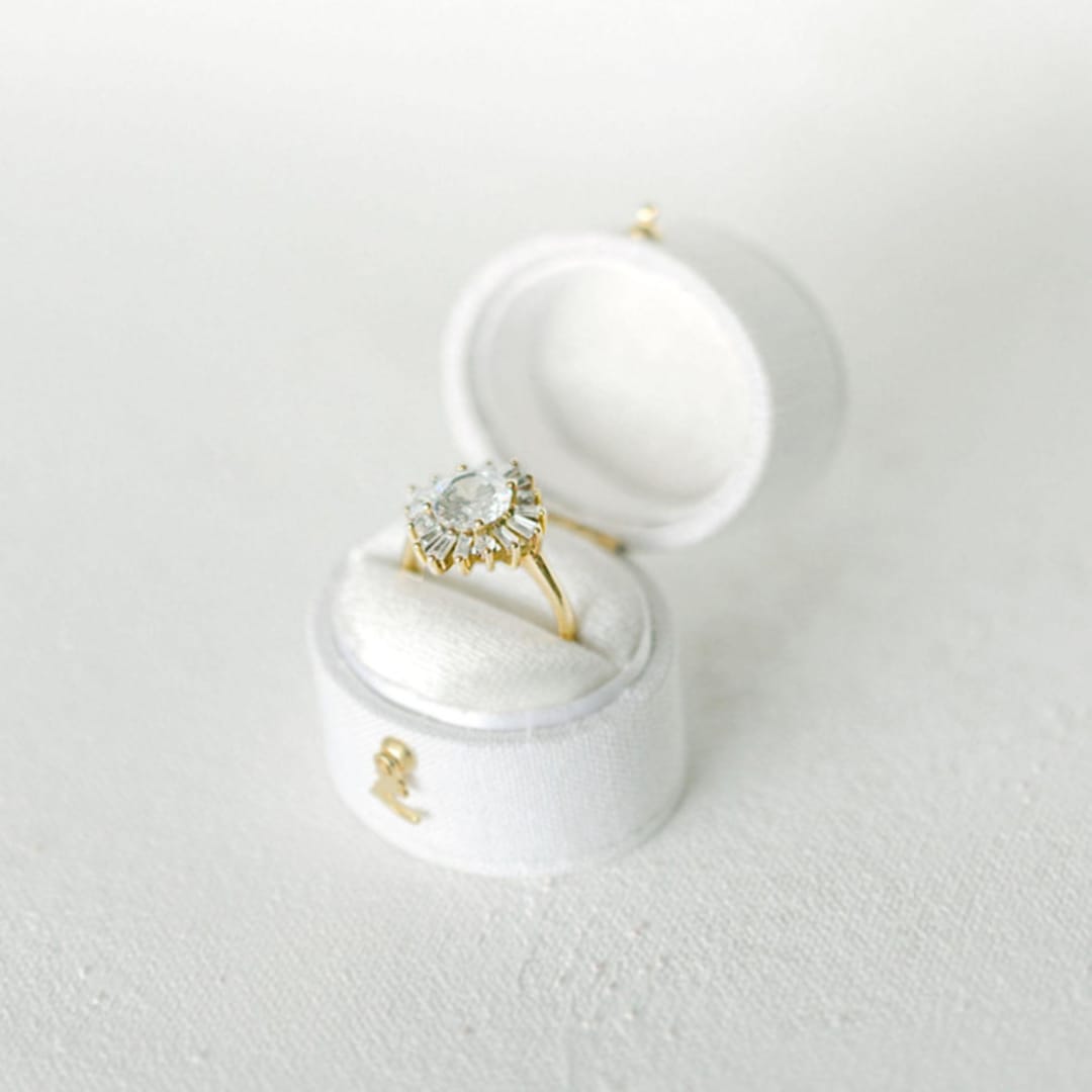 "Vintage Oval Ring Box (Snow White)" - Ring Boxes in white by The Heirloom Ring Box