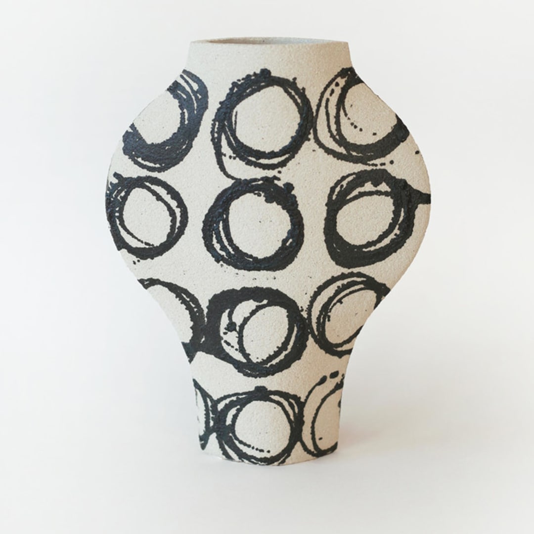 "Ceramic Vase ‘Dripping Rounds’" - Vases in white by Inhee Ma