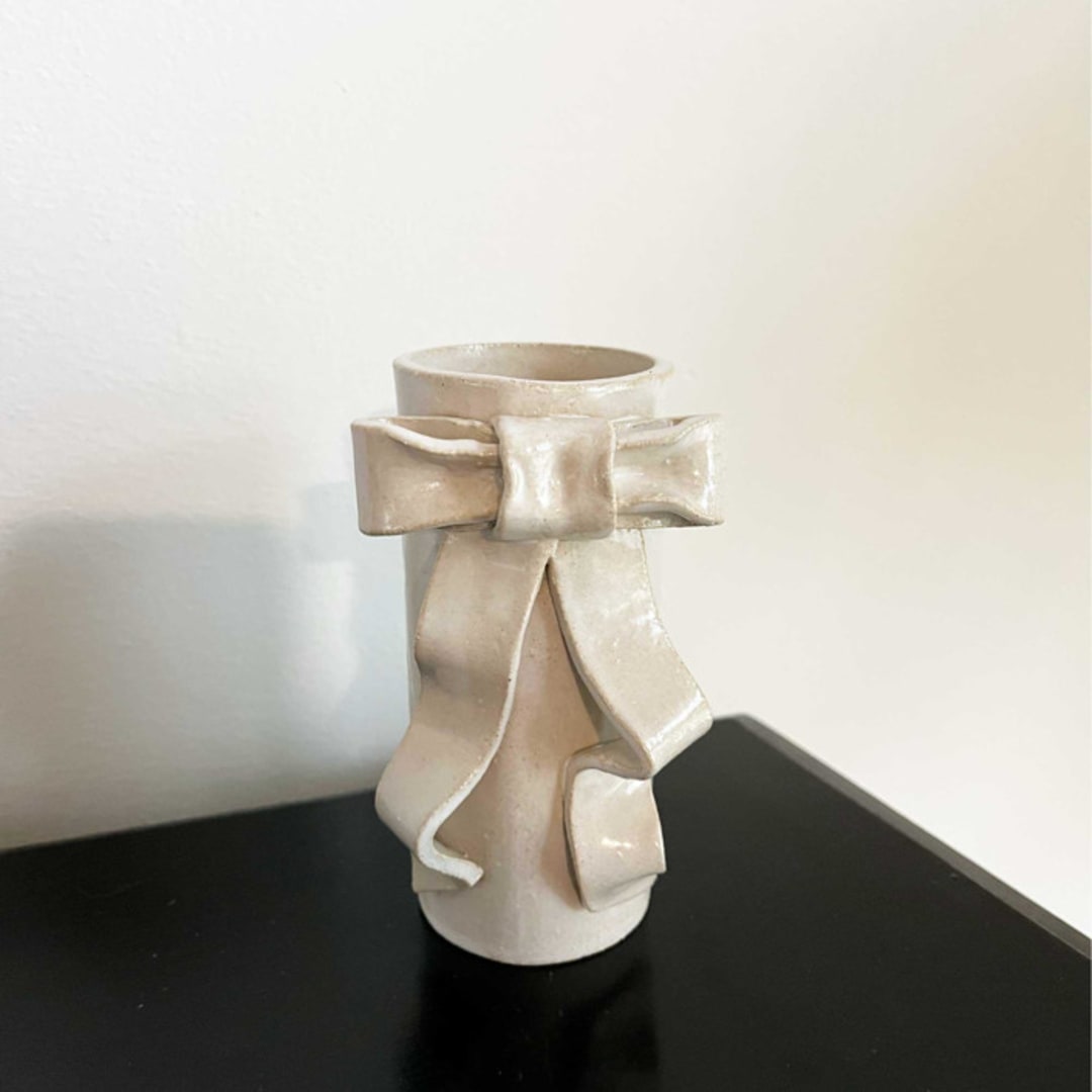 "Ribbon Bow Vase - Small" - Vases in white by Sidney Field