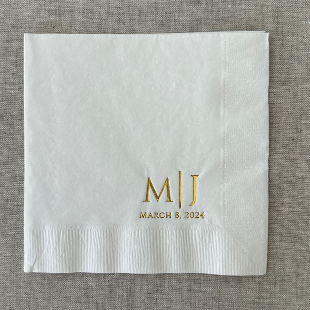 "Custom initials foil napkins | Gold foil, white napkins | Set of 100" - Napkins in white by Maria Ferrer G.