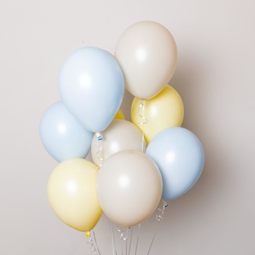 "Whitney Balloon Bouquet" - Balloons in multicolor by Balloon and Bash