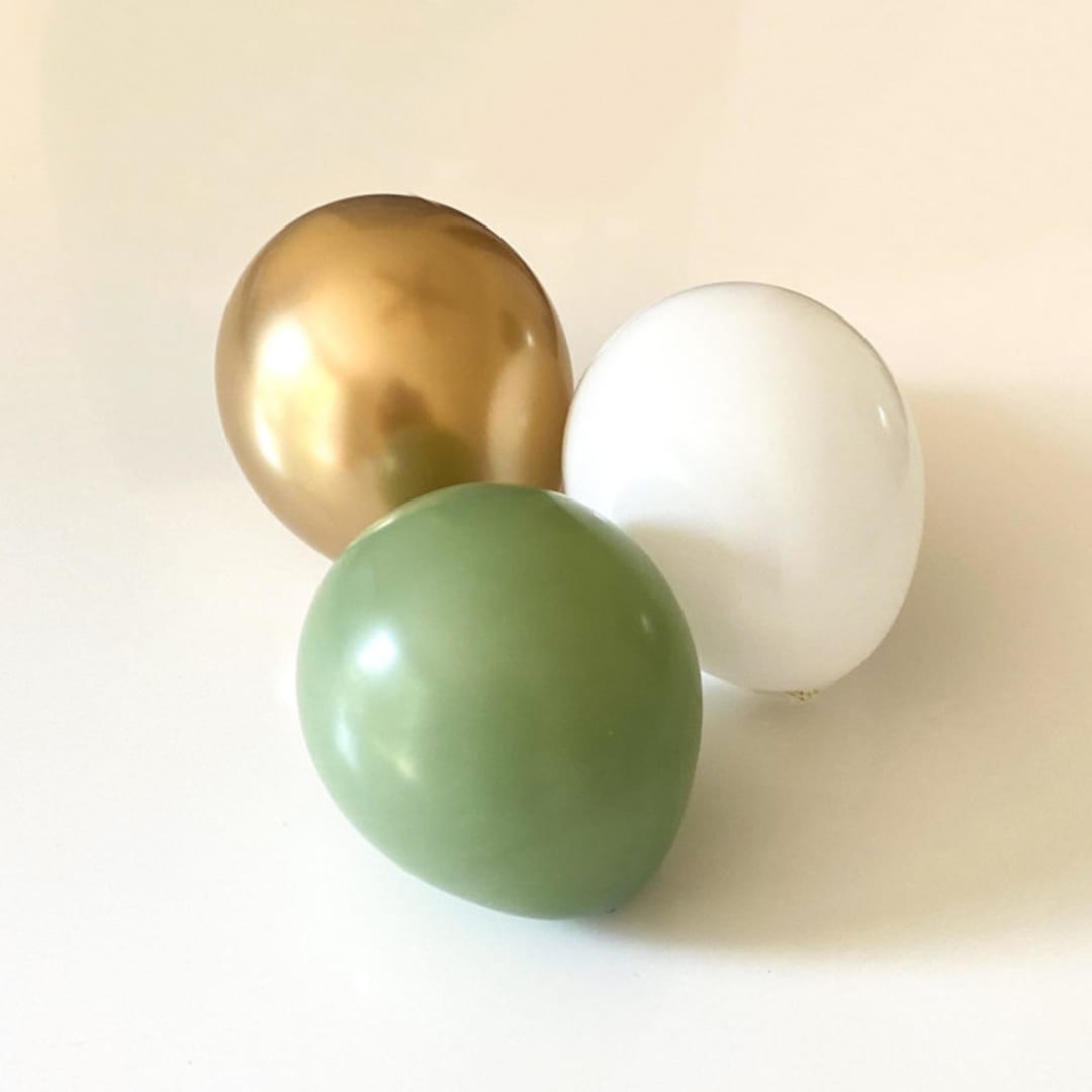 "Vanessa THICK Balloon Garland Kit (4-6 feet)" - Balloons in white by Balloon and Bash