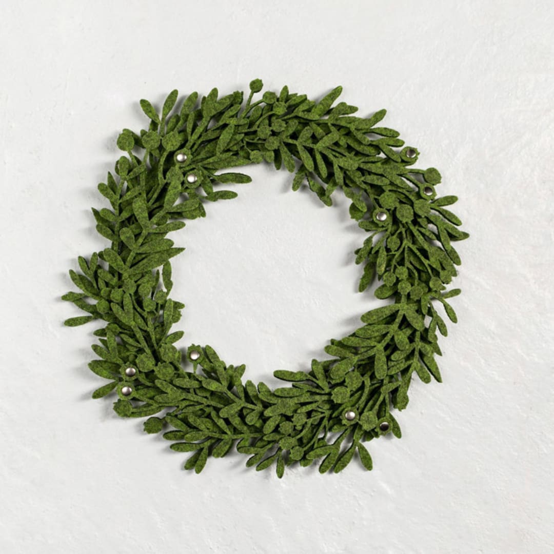 "Green felt table wreath" - Wreaths in multicolor by Decomundo Home