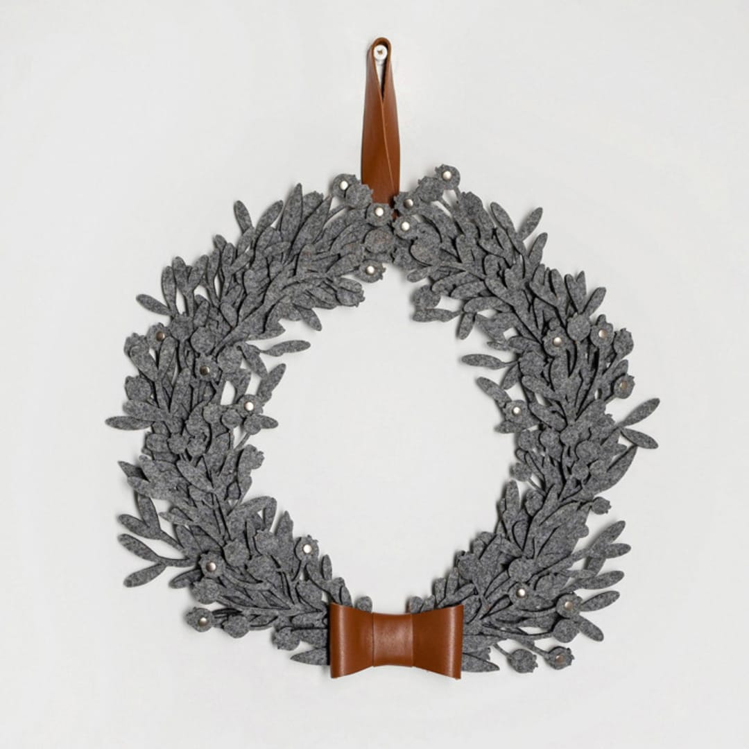 "Big gray felt Christmas wreath with leather ribbon" - Wreaths in brown by Decomundo Home