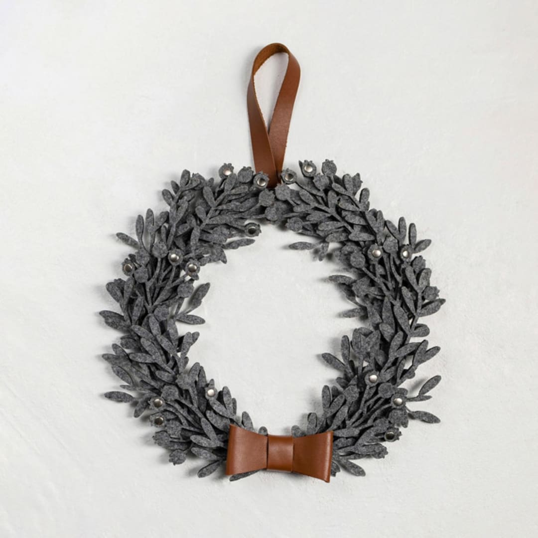 "Small gray felt Christmas wreath with leather ribbon" - Wreaths in brown by Decomundo Home