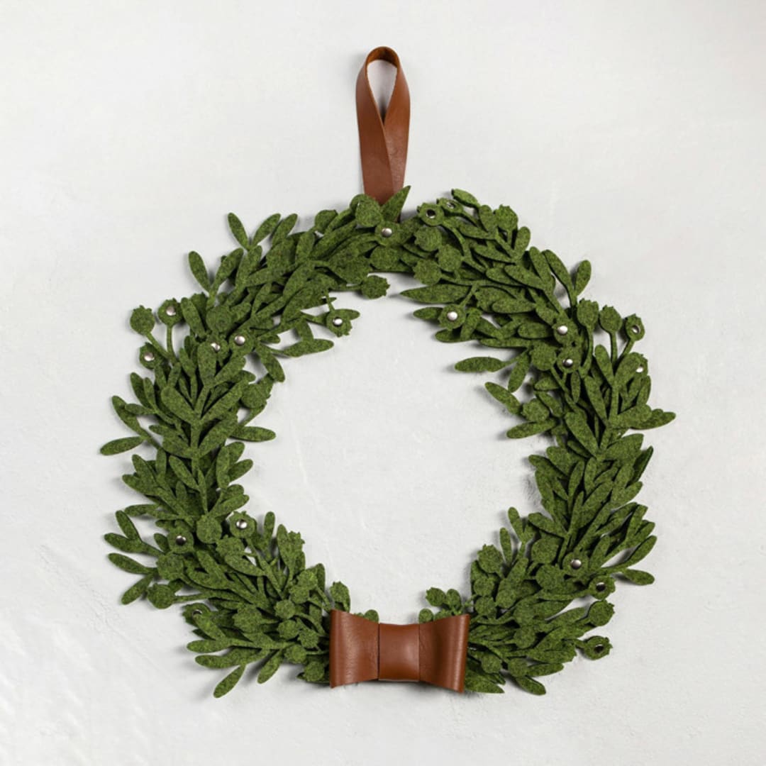 "Big green felt Christmas wreath with leather ribbon" - Wreaths in yellow by Decomundo Home