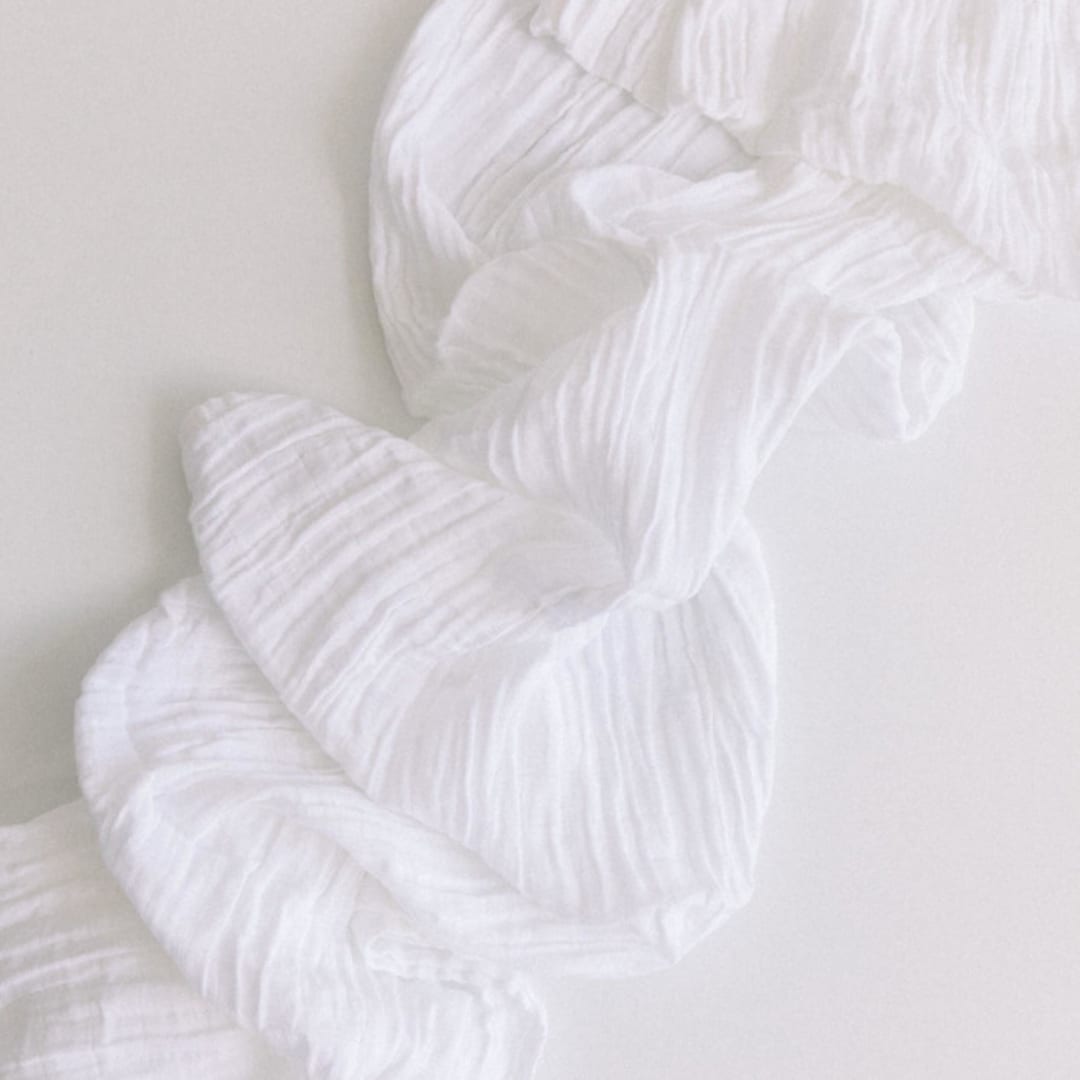 "ORGANIC COTTON RUNNER // WHITE" - Runners in gray by borrowed BLU