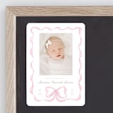 "Squiggle bow" - Birth Announcements in Peony by Creo Study - Front