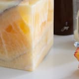 "Marble Cube (HONEY ONYX)" - Decorative Object in gold by the parmatile shop