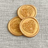 "Ornamental heart self-adhesive wax seal in yellow gold | Set of 10" - Wax Seals in gold by Maria Ferrer G.