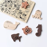 "Wee Gallery Wooden Tray Puzzle - Ocean Animals - 2nd Edition" - Puzzles in natural by Wee Gallery