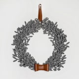 "Big gray felt Christmas wreath with leather ribbon" - Wreaths in brown by Decomundo Home