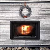 "Big gray felt Christmas wreath with leather ribbon" - Wreaths in brown by Decomundo Home
