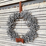 "Small gray felt Christmas wreath with leather ribbon" - Wreaths in brown by Decomundo Home