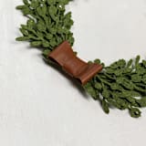 "Small green felt Christmas wreath with leather ribbon" - Wreaths in white by Decomundo Home