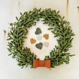 "Small green felt Christmas wreath with leather ribbon" - Wreaths in white by Decomundo Home