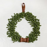"Big green felt Christmas wreath with leather ribbon" - Wreaths in yellow by Decomundo Home
