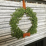 "Big green felt Christmas wreath with leather ribbon" - Wreaths in yellow by Decomundo Home