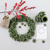 "Holiday table decor set: minimalist green felt table wreath, set of napkin rings, canvas bag with felt snowflakes" - Christmas Decorations in green by Decomundo Home