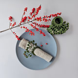 "Holiday table decor set: minimalist green felt table wreath, set of napkin rings, canvas bag with felt snowflakes" - Christmas Decorations in green by Decomundo Home