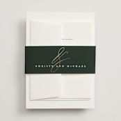 "Ampersand glam" - Wedding Invitations in Powder by Creo Study - Assembled with Belly Band