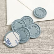 "Wreath self-adhesive wax seal in dusty blue | Set of 10" - Wax Seals in blue by Maria Ferrer G.