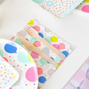 "It's A Birthday Balloon Large Napkins - Set of 16" - Party Napkins in multicolor by Jollity and Co