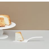 "Sculpt Cake Server White" - Serving Utensils in white by Tina Frey