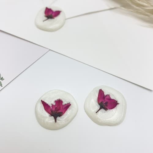 This is a white wax seals by Christine OMalley called pressed flower ivory wax seal pink flower set of 6 in standard