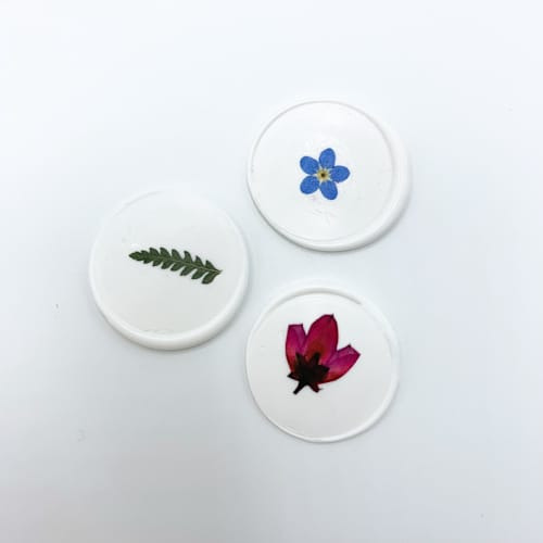 This is a white wax seals by Christine OMalley called pressed flower white wax seal assorted flowers set of 6 in standard