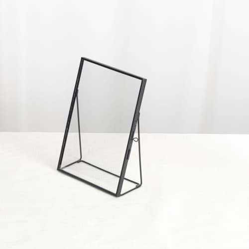 This is a black place card holders by Lea Li called black glass gold vertical 5x7" card holder in standard
