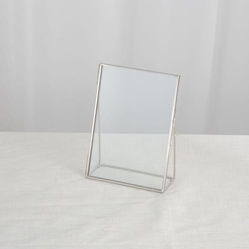 This is a silver place card holders by Lea Li called silver glass vertical 5x7" card holder in standard