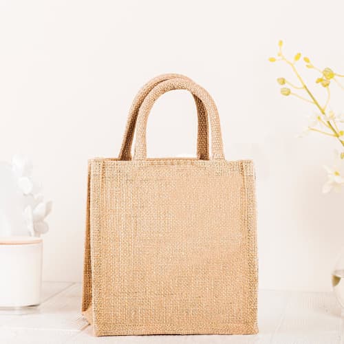 This is a natural wedding day of favors by Veronica Esquino called small jute bags 50 pack in standard