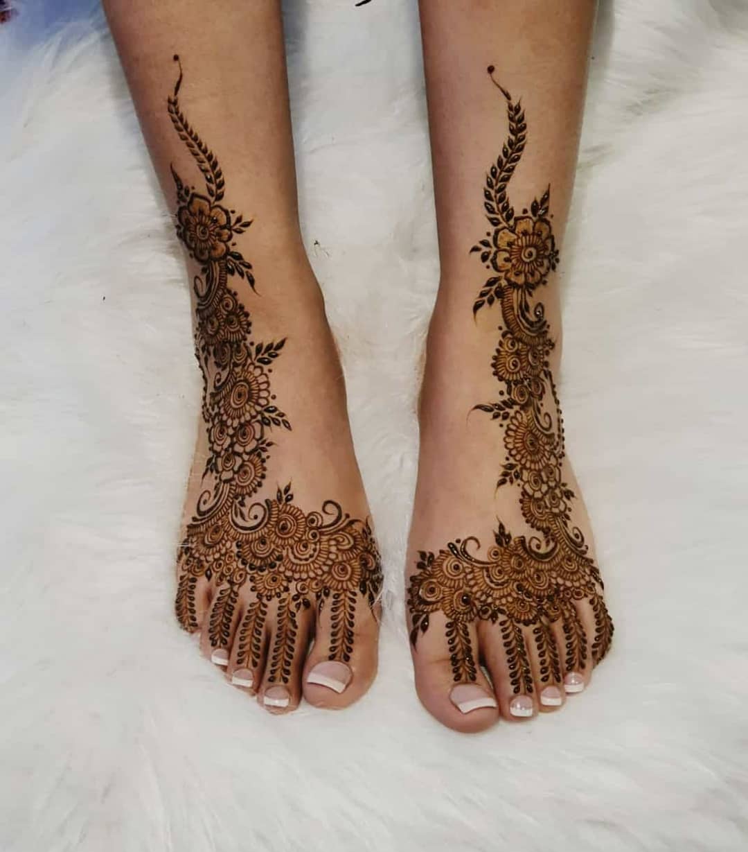 Brides-to-be, have you chosen bridal mehandi designs for your legs yet? |  VOGUE India | Vogue India